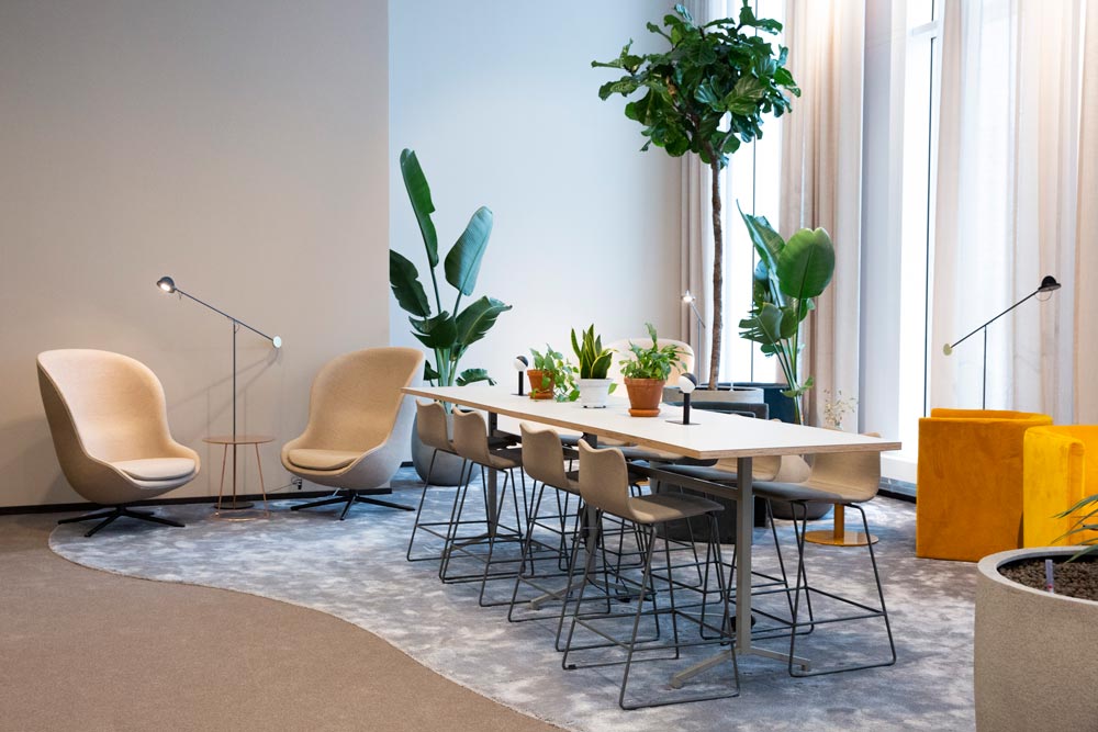 Fräscht kontor med ett bord och växter