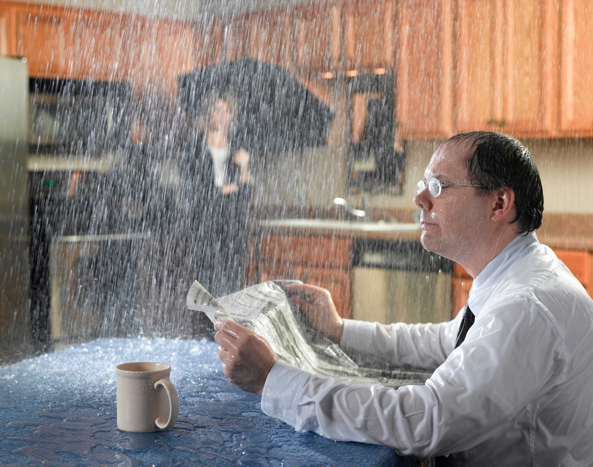 Det regn på en man som läser tidningen